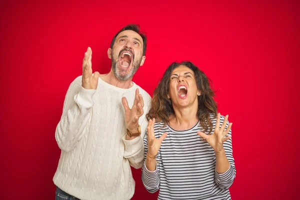 Hermosa Pareja Mediana Edad Con Suéter Invierno Sobre Fondo Rojo — Foto de Stock