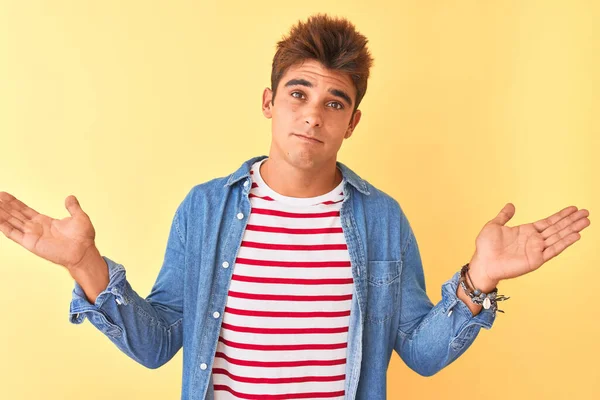 Joven Hombre Guapo Con Camiseta Rayas Camisa Mezclilla Sobre Fondo — Foto de Stock