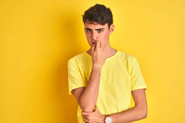 Menino Adolescente Vestindo Camiseta Amarela Sobre Fundo Isolado Olhando Estressado — Fotografia de Stock