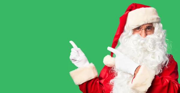 Orta Yaşlı Yakışıklı Adam Noel Baba Kostümü Sakal Takmış Gülümsüyor — Stok fotoğraf