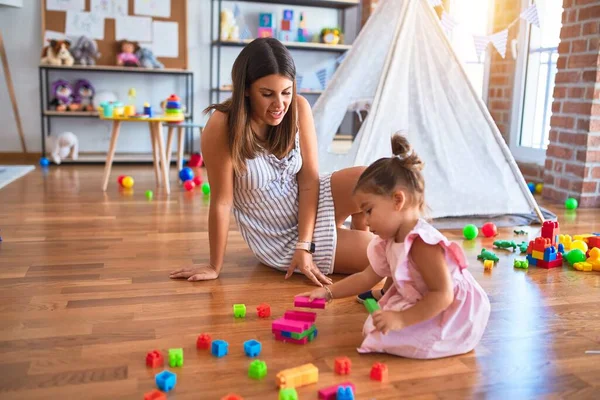 Jovem Bela Professora Criança Sentada Chão Brincando Com Blocos Construção — Fotografia de Stock