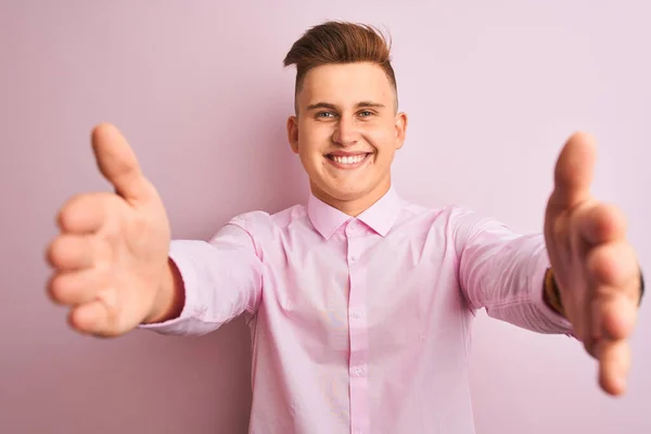 Jonge Knappe Zakenman Met Een Elegant Shirt Een Geïsoleerde Roze — Stockfoto