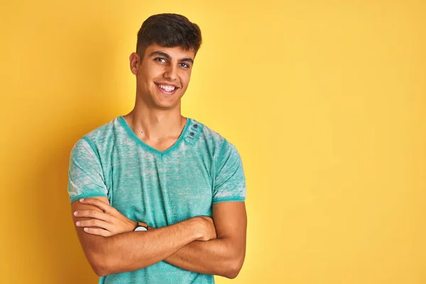 Yeşil Tişört Giyen Genç Hintli Adam Izole Edilmiş Sarı Arka — Stok fotoğraf