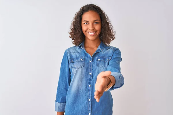 Jeune Femme Brésilienne Portant Une Chemise Denim Debout Sur Fond — Photo