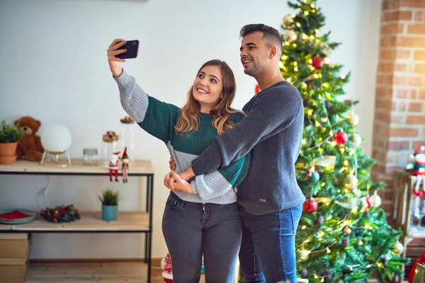 Jovem Casal Bonito Sorrindo Feliz Confiante Abraçando Fazer Selfie Por — Fotografia de Stock