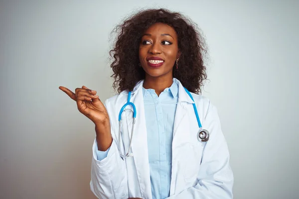 Jeune Femme Médecin Afro Américaine Portant Stéthoscope Sur Fond Blanc — Photo