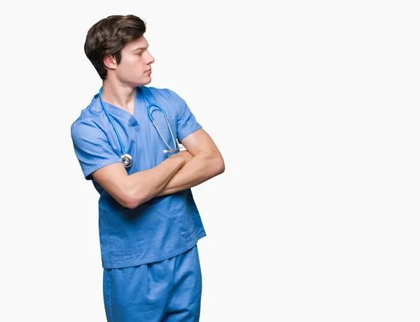 Mladý Lékař Lékařské Uniformě Izolované Pozadí Úsměvu Pohledu Boku Rukama — Stock fotografie