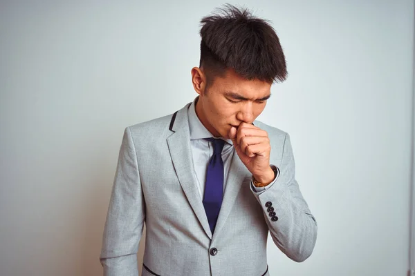 亚洲商人穿着西服 打着领带站在孤立的黄色背景上 感觉不适 咳嗽是感冒或支气管炎的症状 保健概念 — 图库照片