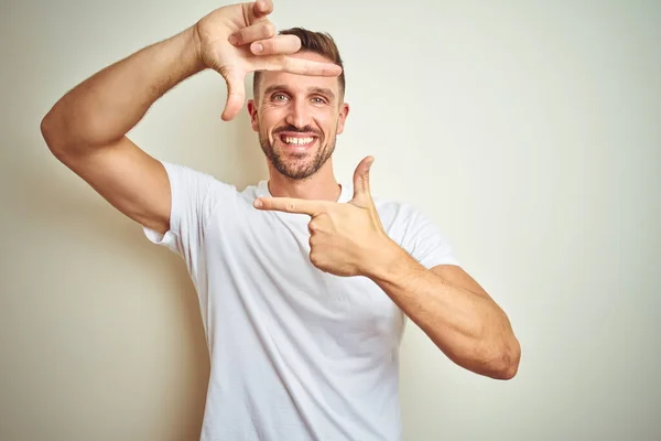 Giovane Bell Uomo Indossa Casual Shirt Bianca Sfondo Isolato Sorridente — Foto Stock