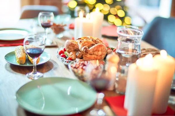 お祝いの休日にクリスマステーブルの設定 木の照明や装飾の周りに七面鳥とおいしい食事と伝統的な食品のフル — ストック写真