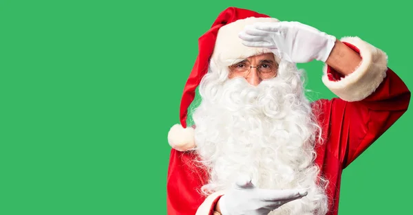Orta Yaşlı Yakışıklı Adam Noel Baba Kostümü Sakal Takıyor Elleriyle — Stok fotoğraf