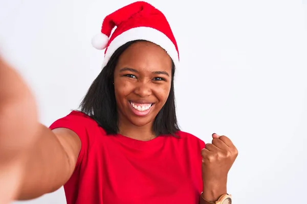 Jovem Afro Americana Vestindo Chapéu Natal Tirando Uma Selfie Sobre — Fotografia de Stock