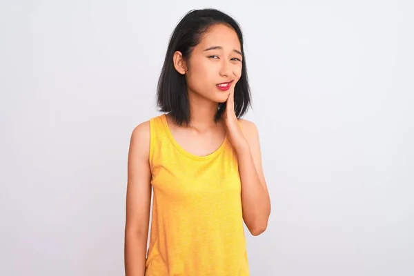 Ung Kinesisk Kvinne Med Gul Tilfeldig Skjorte Som Står Isolert – stockfoto
