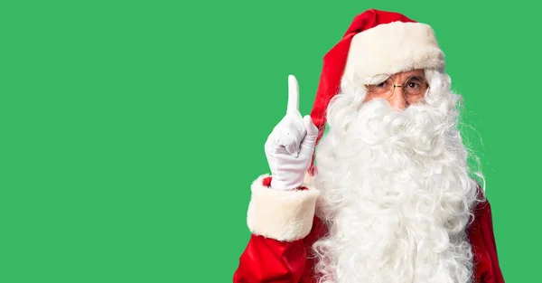 中年英俊男子身穿圣诞老人服装 蓄着胡子 站在那里指指点点 想出了个好主意 又兴奋又快乐 第一部分 — 图库照片
