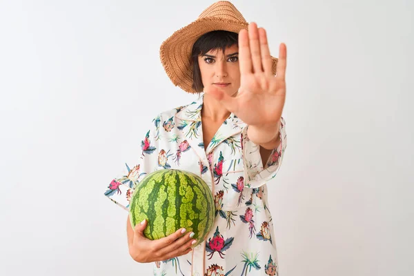 Mujer Vacaciones Con Sombrero Verano Que Sostiene Sandía Sobre Fondo — Foto de Stock