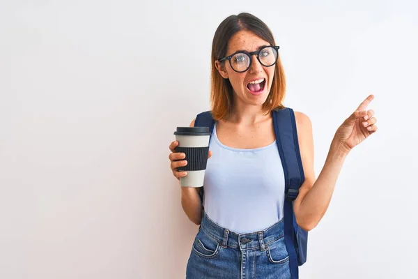 Mulher Estudante Ruiva Bonita Vestindo Uma Mochila Beber Tirar Café — Fotografia de Stock