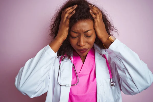 Mujer Médica Afroamericana Que Usa Estetoscopio Sobre Fondo Rosa Aislado — Foto de Stock