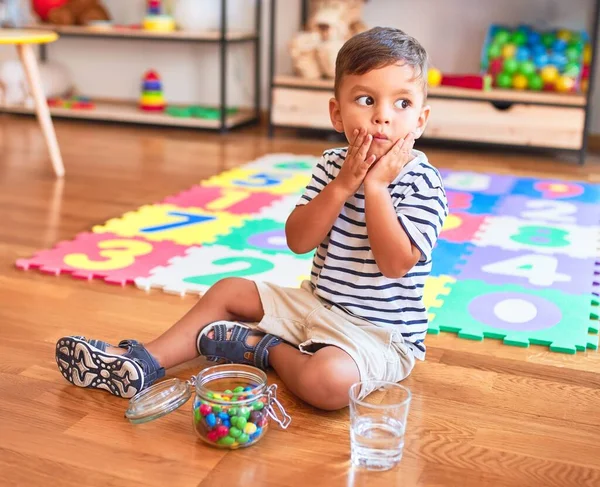 Hermoso Niño Sentado Rompecabezas Comiendo Pequeñas Bolas Chocolate Colores Jardín — Foto de Stock