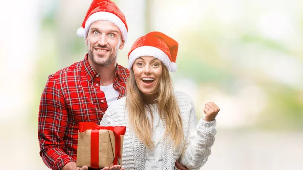 Giovane Coppia Innamorata Indossando Cappello Natale Tenendo Presente Sfondo Isolato — Foto Stock