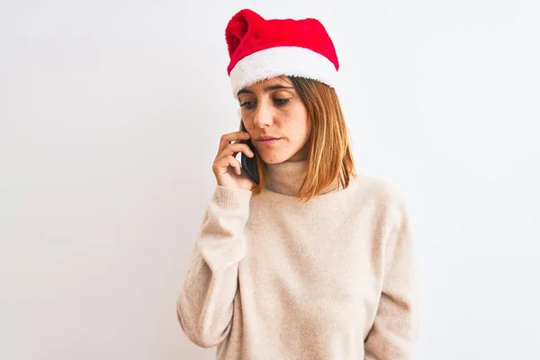 Hermosa Pelirroja Con Sombrero Navidad Hablando Teléfono Inteligente Con Una —  Fotos de Stock