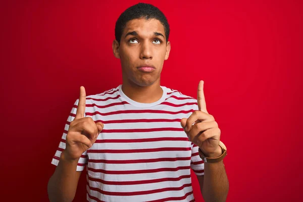 Jeune Homme Arabe Beau Portant Shirt Rayé Sur Fond Rouge — Photo