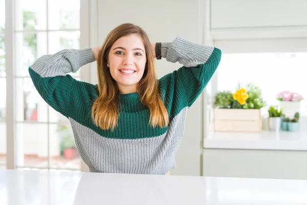 Joven Hermosa Mujer Tamaño Grande Con Suéter Rayas Casual Relajante —  Fotos de Stock