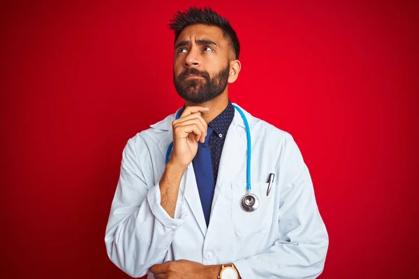 Steteskop Takan Genç Hintli Doktor Elleri Çenesinde Soyutlanmış Kırmızı Arka — Stok fotoğraf