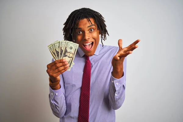 Afro Amerikaanse Zakenman Met Dreadlocks Houden Dollars Geïsoleerde Witte Achtergrond — Stockfoto
