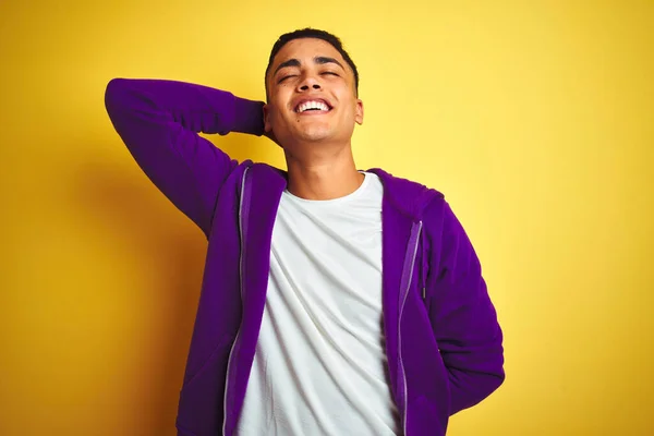 Joven Brasileño Con Sudadera Púrpura Pie Sobre Fondo Amarillo Aislado —  Fotos de Stock