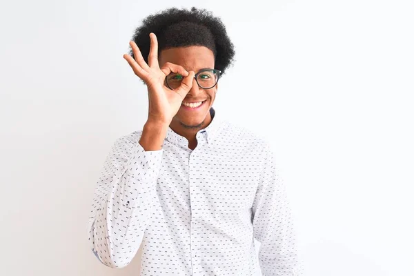 年轻的非洲裔美国人 身穿雅致的衬衫 戴着眼镜 站在孤独的白色背景上 手舞足蹈 面带微笑 用手指看着幸福的脸 — 图库照片