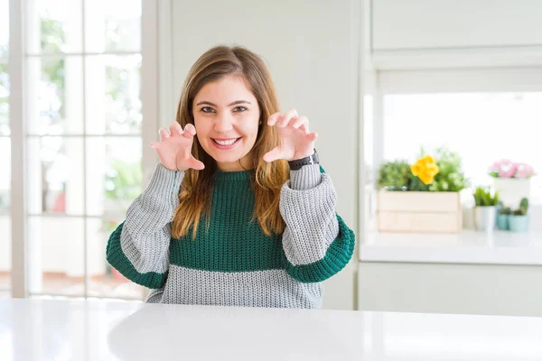 Ung Vacker Storlek Kvinna Bär Casual Randig Tröja Ler Roligt — Stockfoto