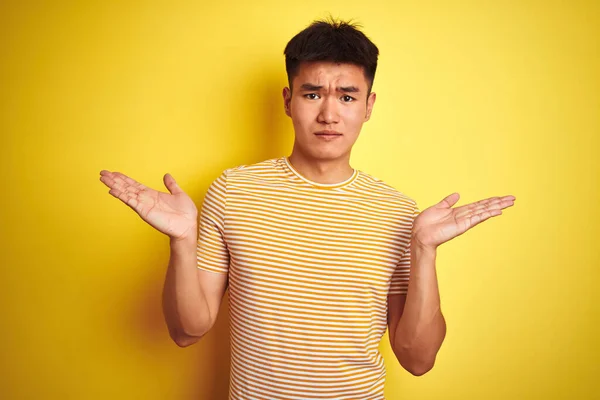 Jonge Aziatische Chinese Man Draagt Een Shirt Dat Een Geïsoleerde — Stockfoto