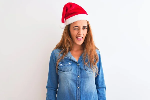 Jonge Mooie Roodharige Vrouw Dragen Kerst Hoed Geïsoleerde Achtergrond Knipperen — Stockfoto