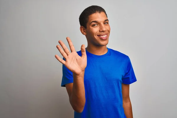 Jovem Bonito Árabe Homem Vestindo Azul Shirt Sobre Isolado Branco — Fotografia de Stock