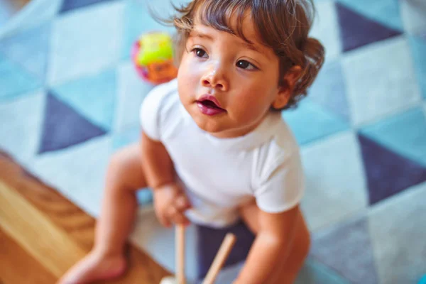 Schöne Kleinkind Kind Mädchen Spielt Mit Spielzeug Auf Dem Teppich — Stockfoto