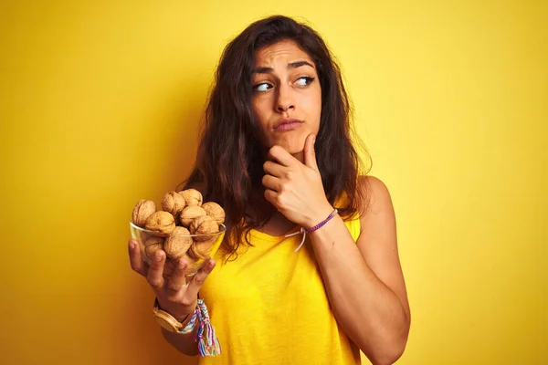 Jonge Mooie Vrouw Houden Kom Met Walnoten Staan Geïsoleerde Gele — Stockfoto