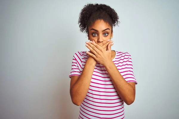 ピンクの縞模様のTシャツを着たアフリカ系アメリカ人女性は 孤立した白い背景の上に手で口を覆い 誤ってショックを受けた 秘密概念 — ストック写真