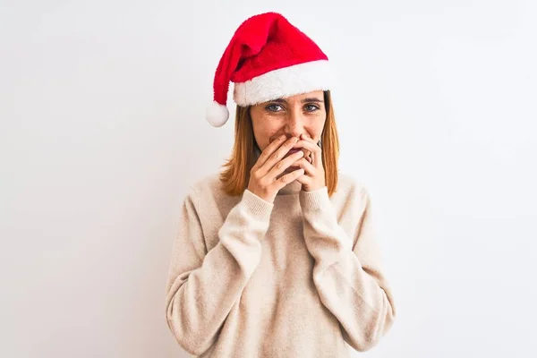 Mooie Roodharige Vrouw Draagt Kerst Hoed Geïsoleerde Achtergrond Lachen Beschaamd — Stockfoto