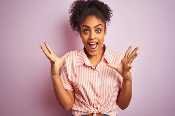 African American Woman Wearing Casual Striped Shirt Standing Isolated Pink — Stockfoto