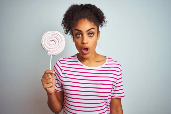 Afro Americana Adolescente Mujer Comer Colorido Caramelo Sobre Aislado Blanco —  Fotos de Stock