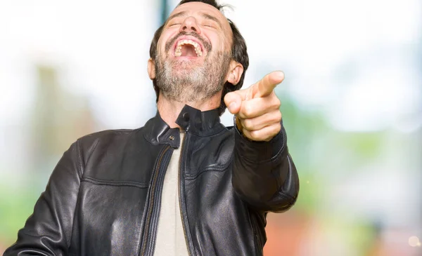 Hombre Guapo Mediana Edad Con Chaqueta Cuero Negro Riéndose Señalando —  Fotos de Stock