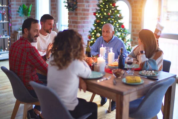 Belle Famille Souriante Heureuse Confiante Manger Dinde Rôtie Célébrant Noël — Photo