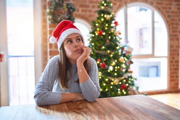 Mladá Krásná Žena Nosí Santa Claus Klobouk Stolu Doma Kolem — Stock fotografie