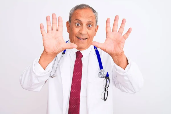 Yaşlı Gri Saçlı Steteskop Takan Doktor Izole Edilmiş Beyaz Arka — Stok fotoğraf