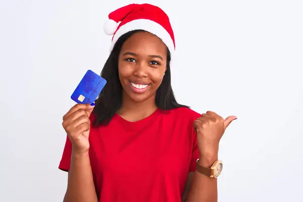 Jovem Afro Americana Vestindo Chapéu Natal Segurando Cartão Crédito Apontando — Fotografia de Stock