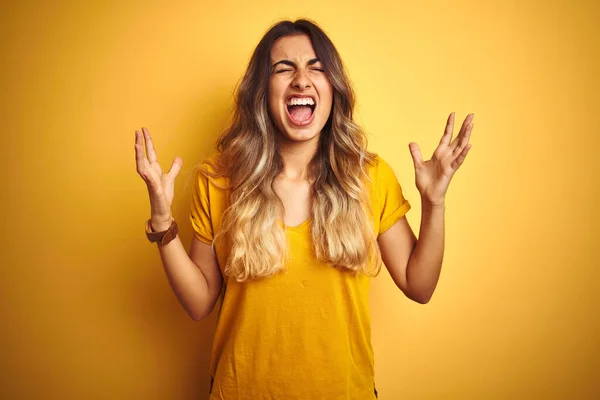 Mulher Bonita Jovem Vestindo Camiseta Sobre Fundo Isolado Amarelo Louco — Fotografia de Stock