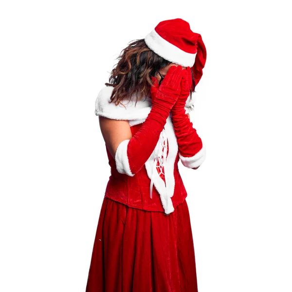 中年妇女穿着圣诞老人服装 脸上挂着悲伤的表情 一边哭一边用手捂住脸 抑郁症的概念 — 图库照片