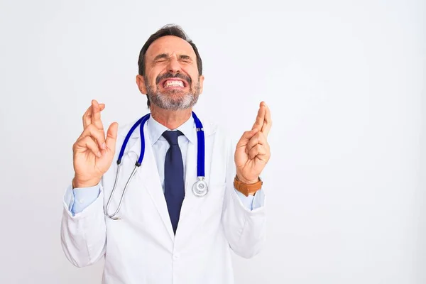 Lekarz Średnim Wieku Ubrany Płaszcz Stetoskop Stojący Nad Odizolowanym Białym — Zdjęcie stockowe