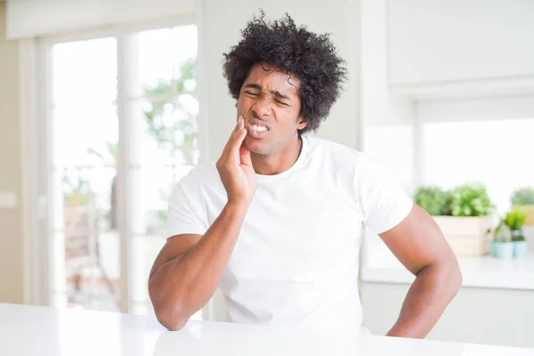 Jonge Afro Amerikaanse Man Draagt Casual Wit Shirt Thuis Zitten — Stockfoto