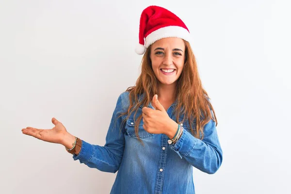 Giovane Bella Rossa Donna Indossa Cappello Natale Sfondo Isolato Mostrando — Foto Stock